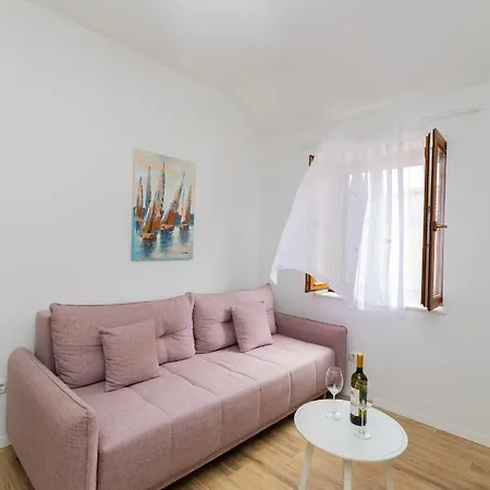 Apartment 1001 Listich *