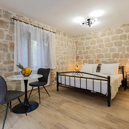1001 Listich Apartment Split
