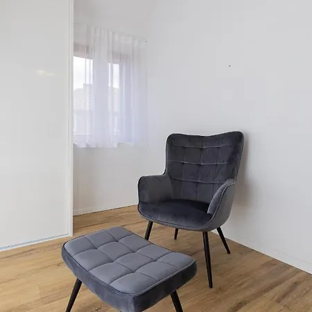1001 Listich Apartment Split