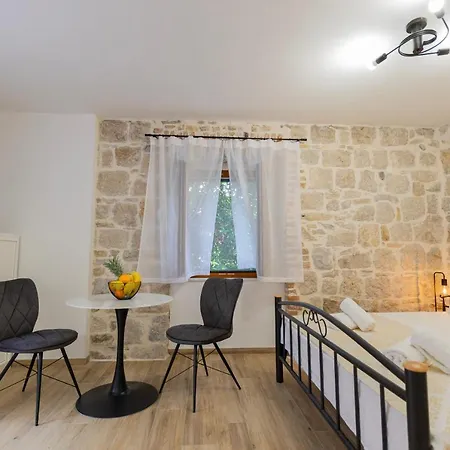 Apartment 1001 Listich *