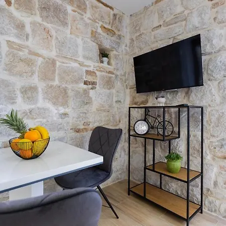 Apartment 1001 Listich *