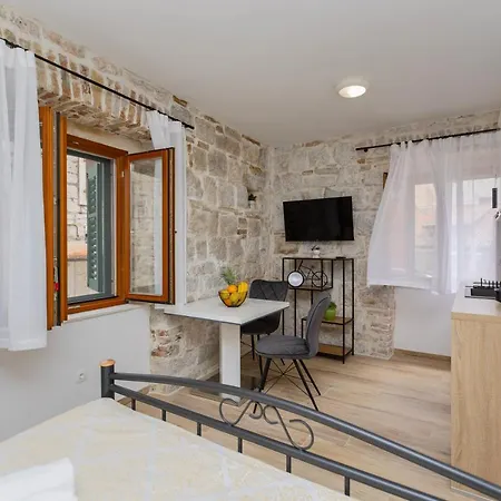 1001 Listich Apartment